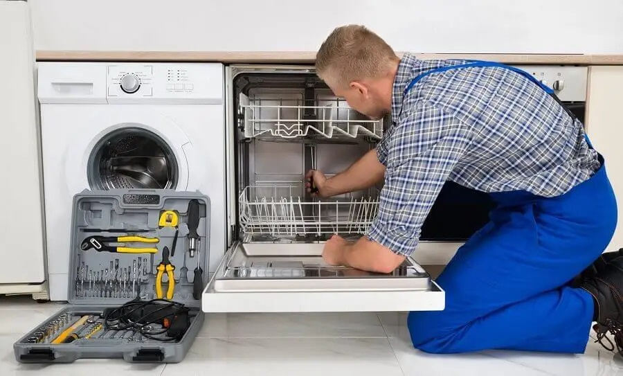 Keçiören Hoover servisi teknisyen ekibi beyaz eşya tamiri yaparken